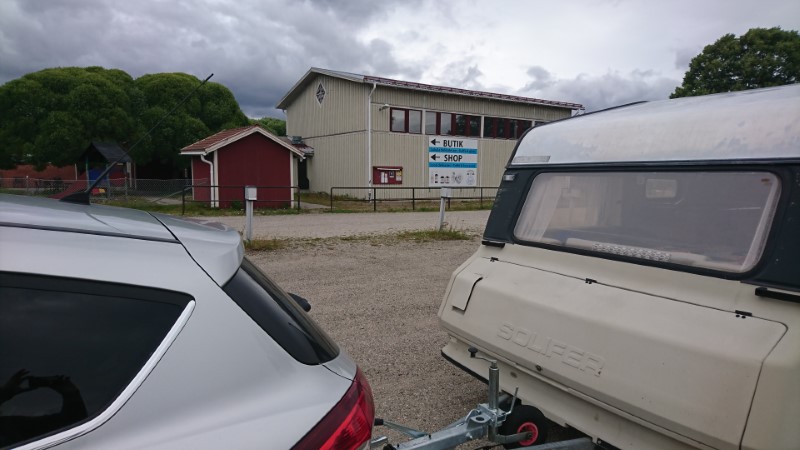 Bil, husvagn och butik